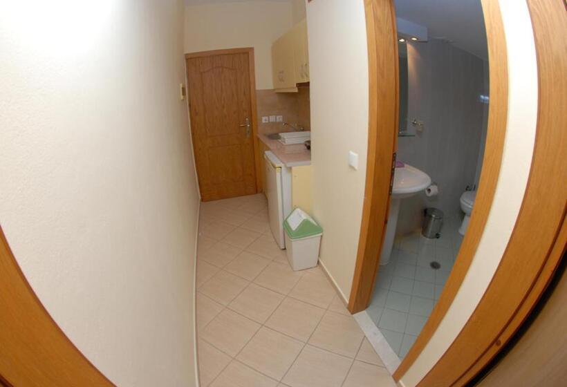 Nikos Hotel And Apartments