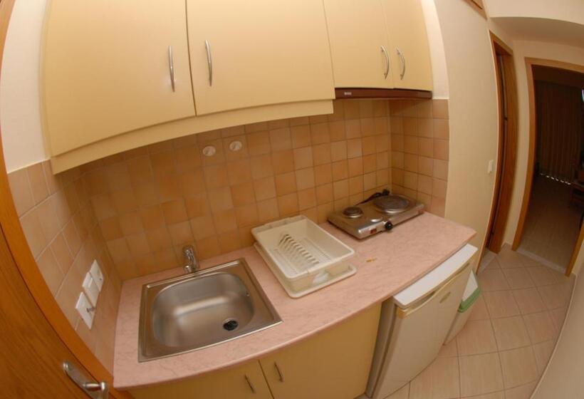 Nikos Hotel And Apartments