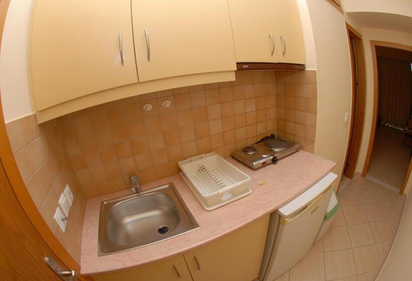 Nikos Hotel And Apartments