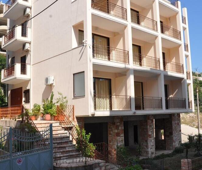 Nikos Hotel And Apartments