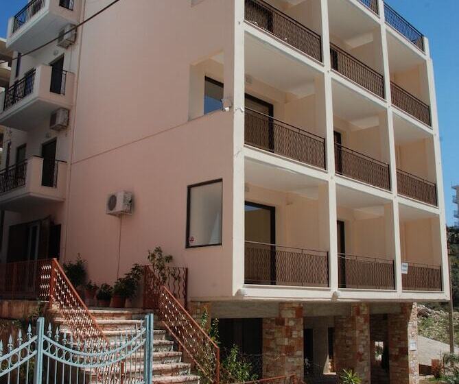Nikos Hotel And Apartments