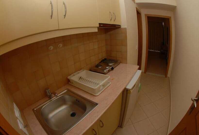 Nikos Hotel And Apartments