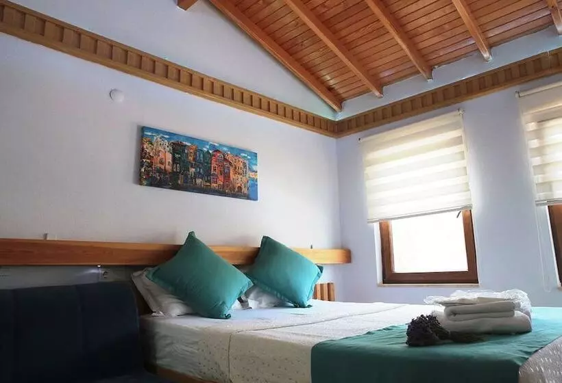 Athenada Otel