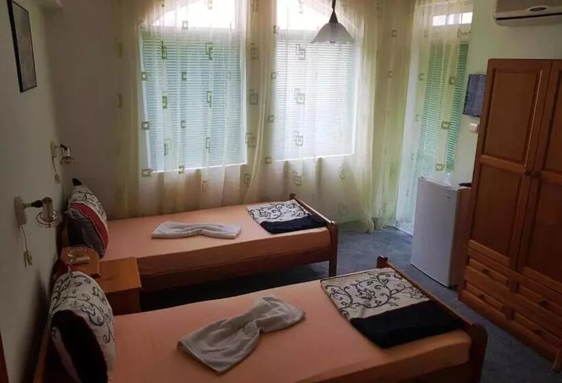 پانسیون Guesthouse Flora