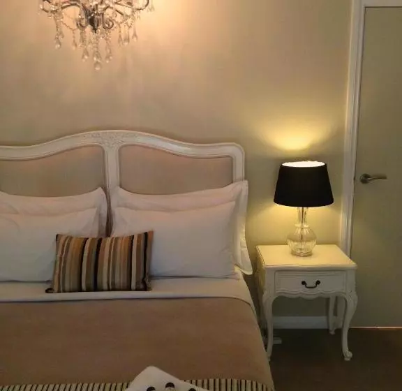 پانسیون Llewellin S Guest House