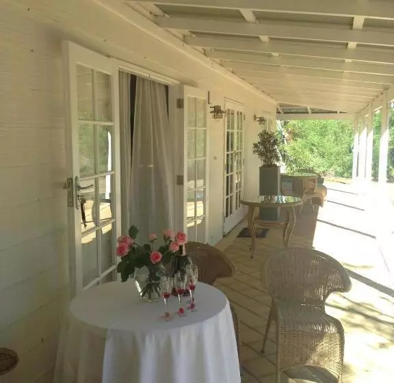 پانسیون Llewellin S Guest House