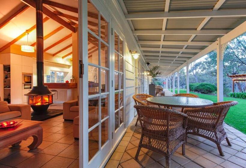 פנסיון Llewellin S Guest House