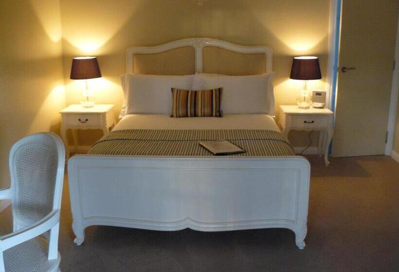 פנסיון Llewellin S Guest House