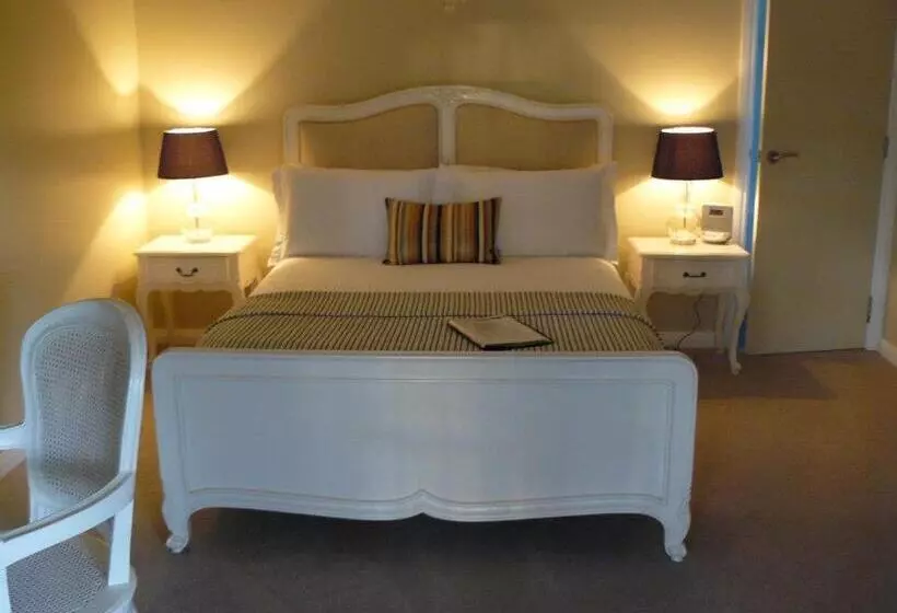 پانسیون Llewellin S Guest House