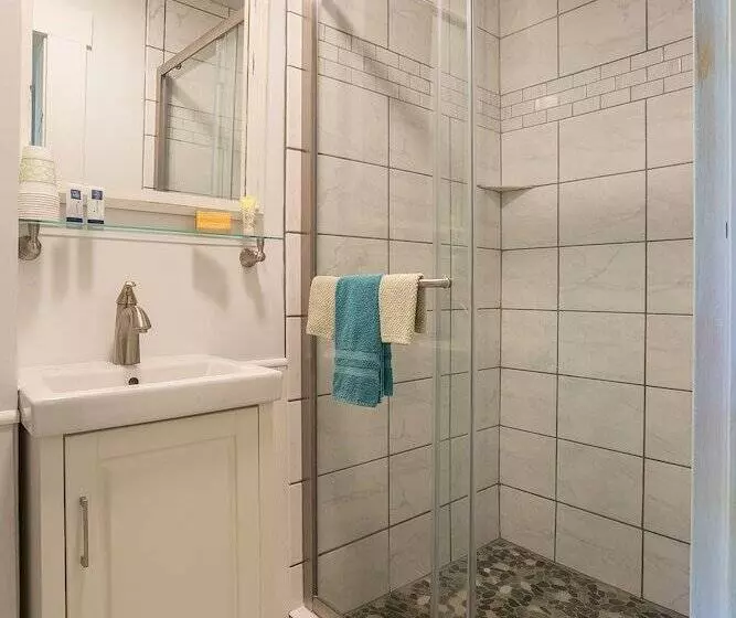 The Cottonwood Inn B&b