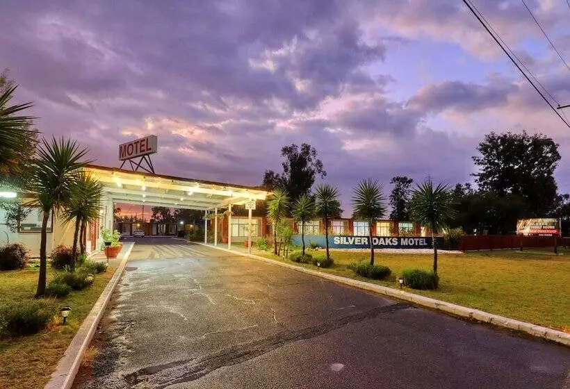 Silver Oaks Motel