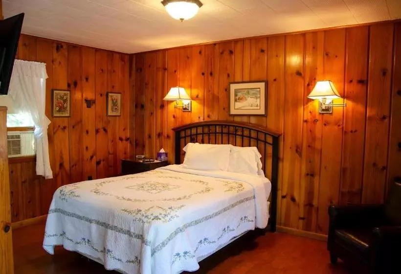 Retkeilymaja Ludington Blue Spruce Inn