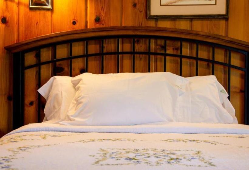 فندق صغير Ludington Blue Spruce Inn