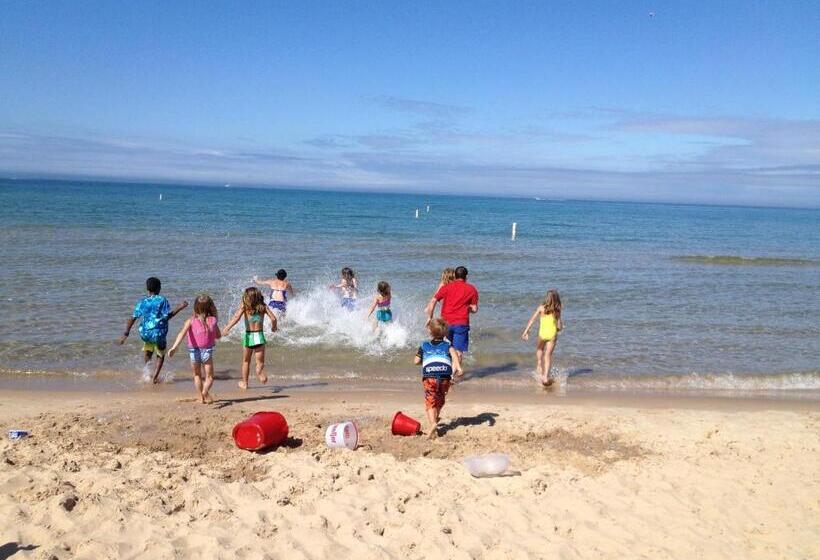 فندق صغير Ludington Blue Spruce Inn