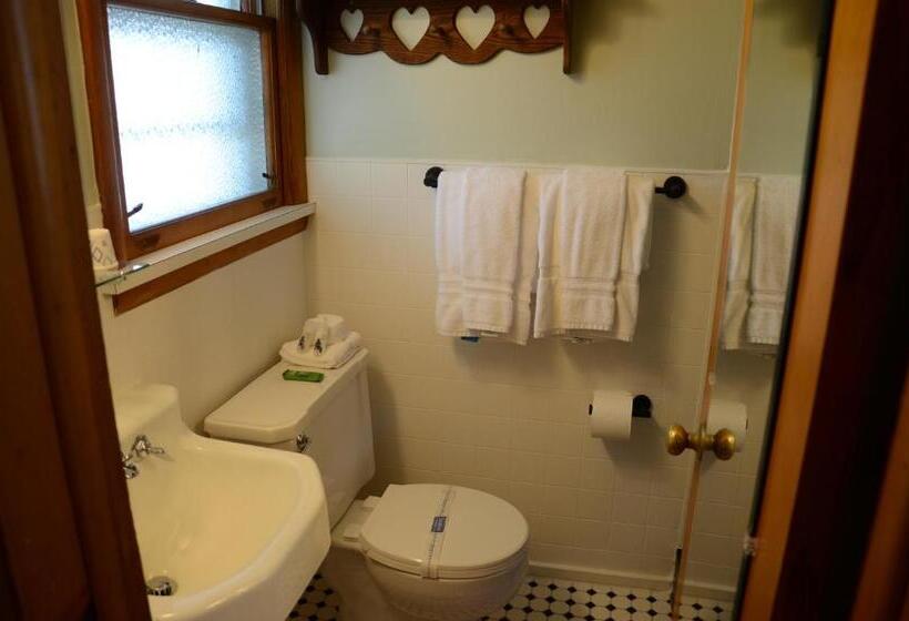 فندق صغير Ludington Blue Spruce Inn