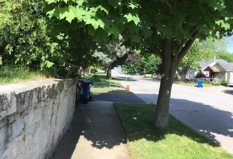 Retkeilymaja Ludington Blue Spruce Inn