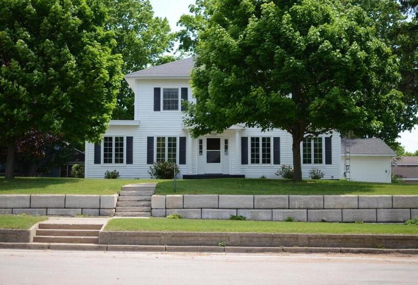 فندق صغير Ludington Blue Spruce Inn