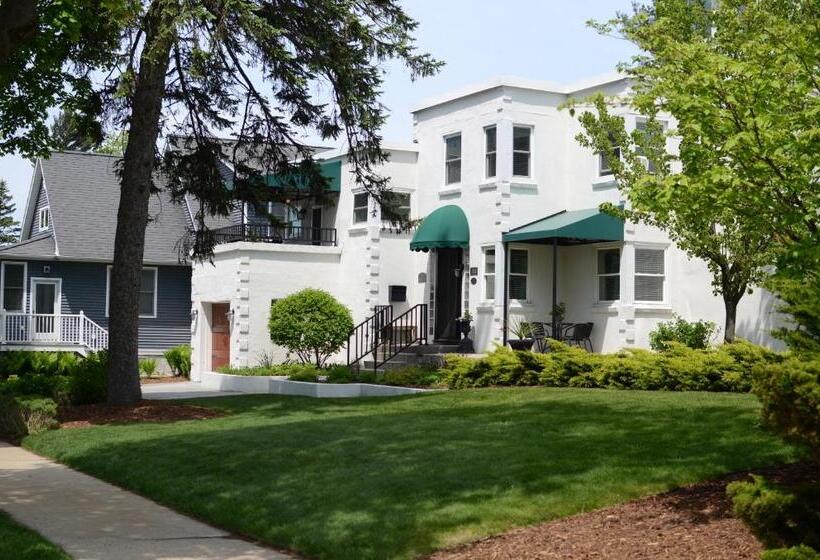 فندق صغير Ludington Blue Spruce Inn