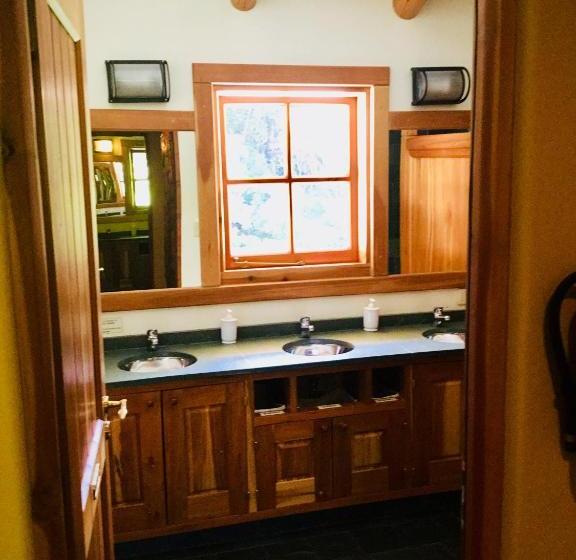 تختخواب و صبحانه La Confluencia Lodge