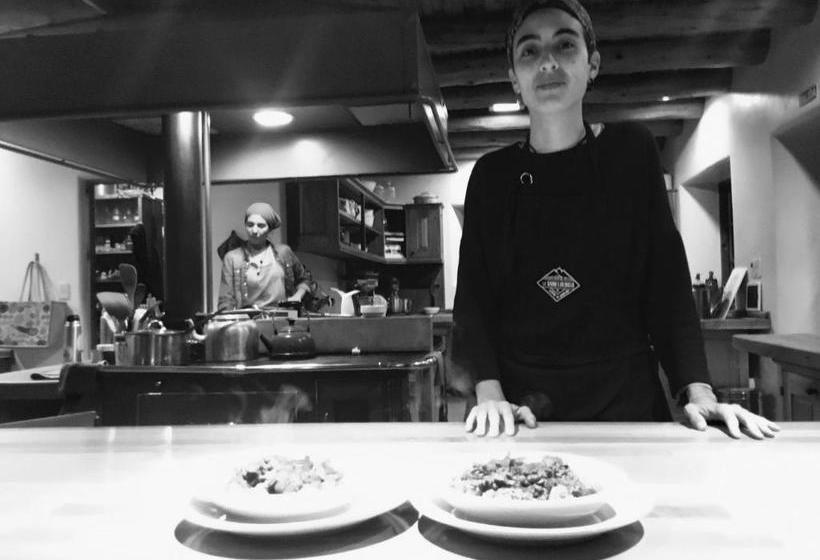 تختخواب و صبحانه La Confluencia Lodge