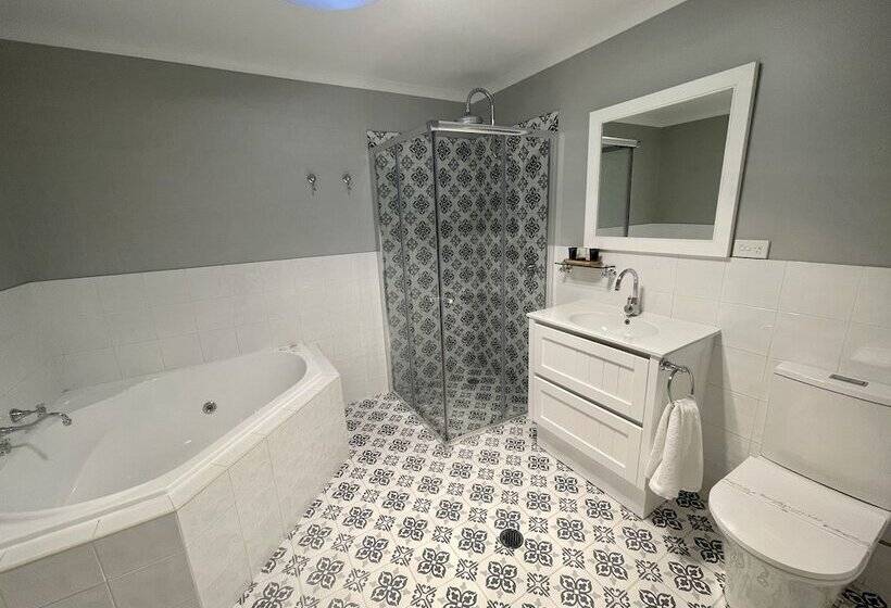 Heritage House Motel & Units