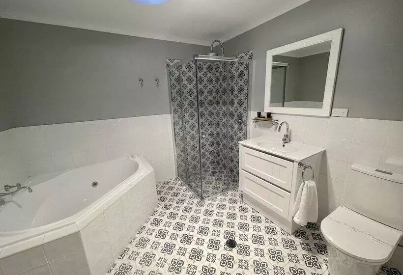 Heritage House Motel & Units