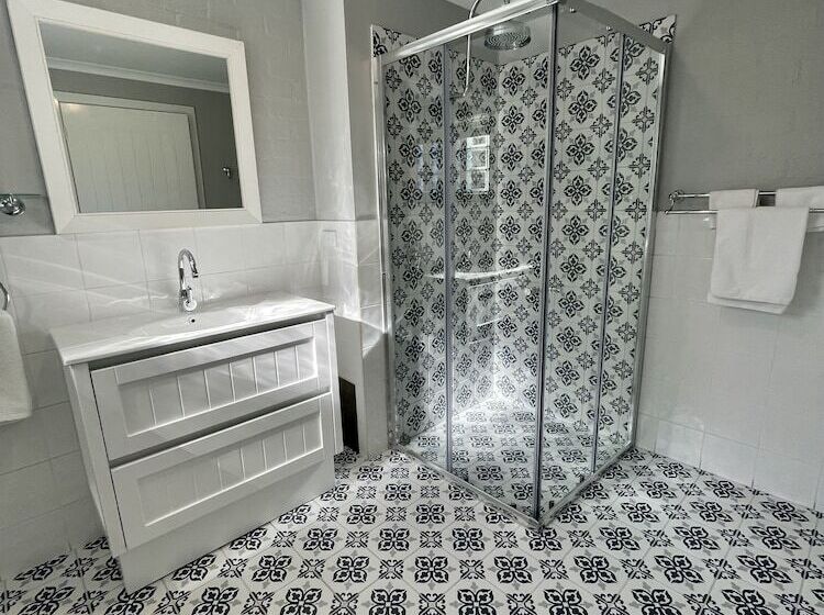 Heritage House Motel & Units