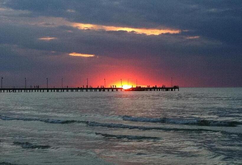 פנסיון Award Winning Beach Front Retreat