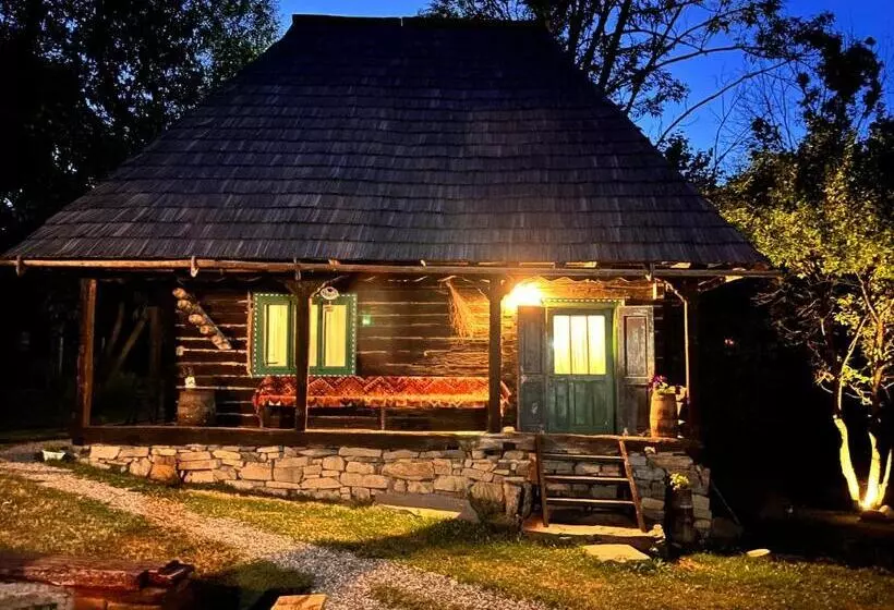 استراحتگاه The Village Pension