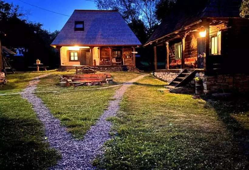 استراحتگاه The Village Pension