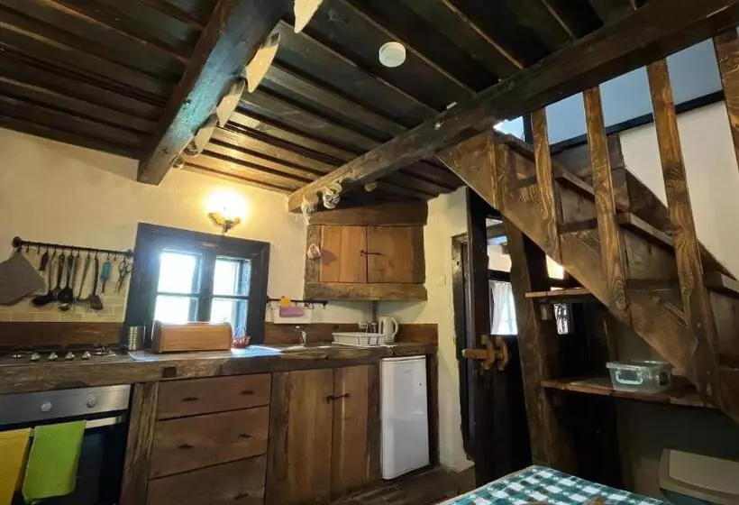 استراحتگاه The Village Pension