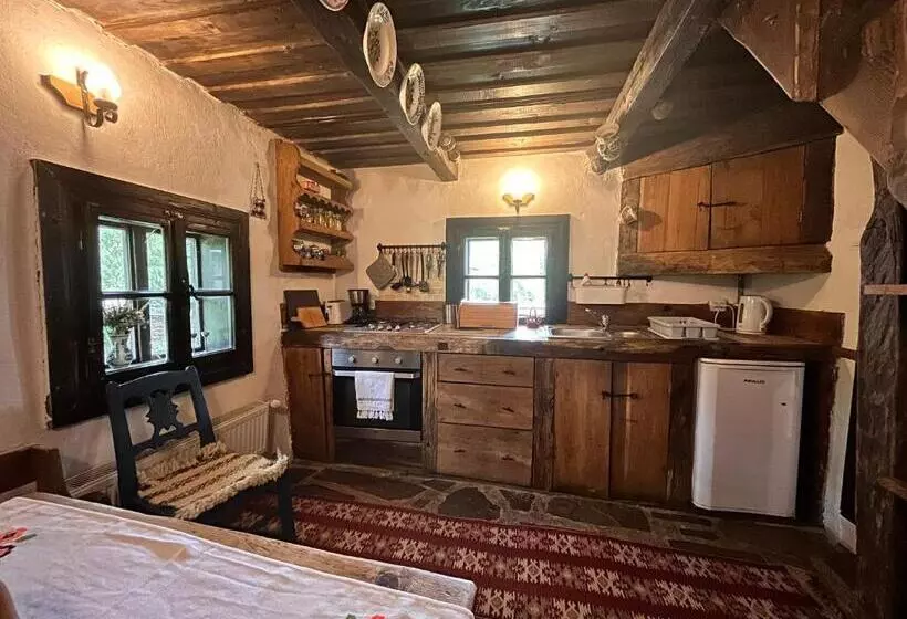 استراحتگاه The Village Pension