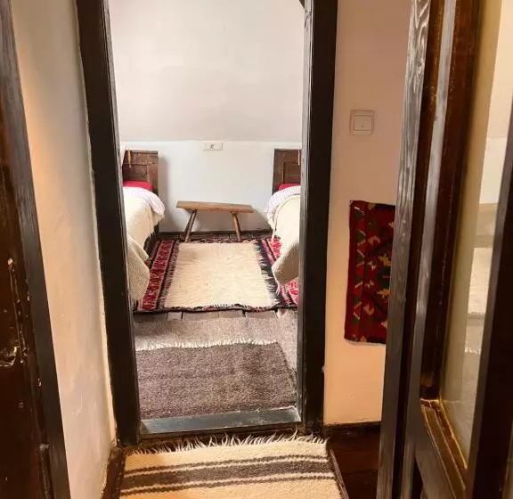 استراحتگاه The Village Pension