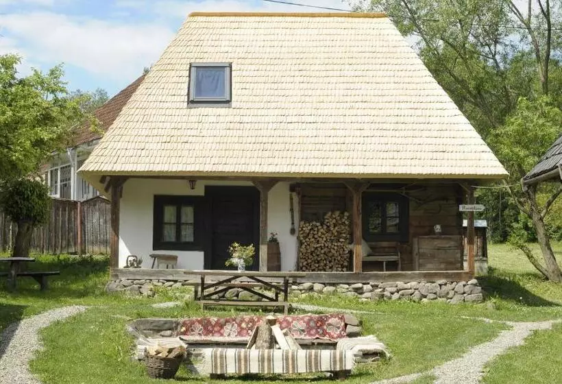 استراحتگاه The Village Pension