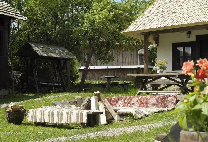 استراحتگاه The Village Pension