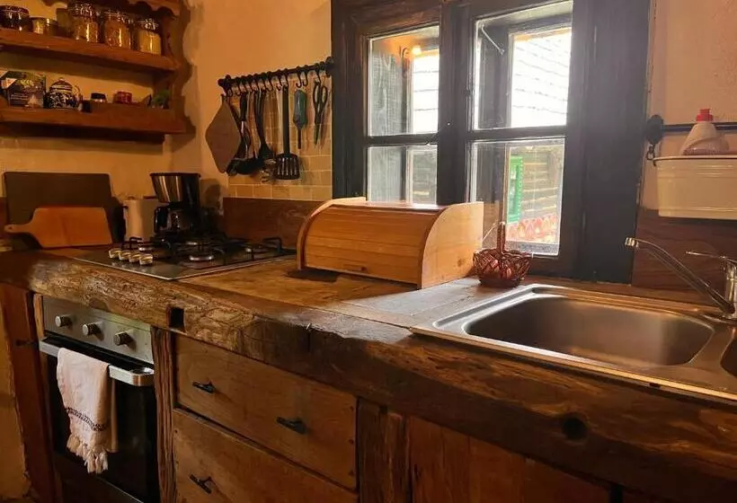 استراحتگاه The Village Pension