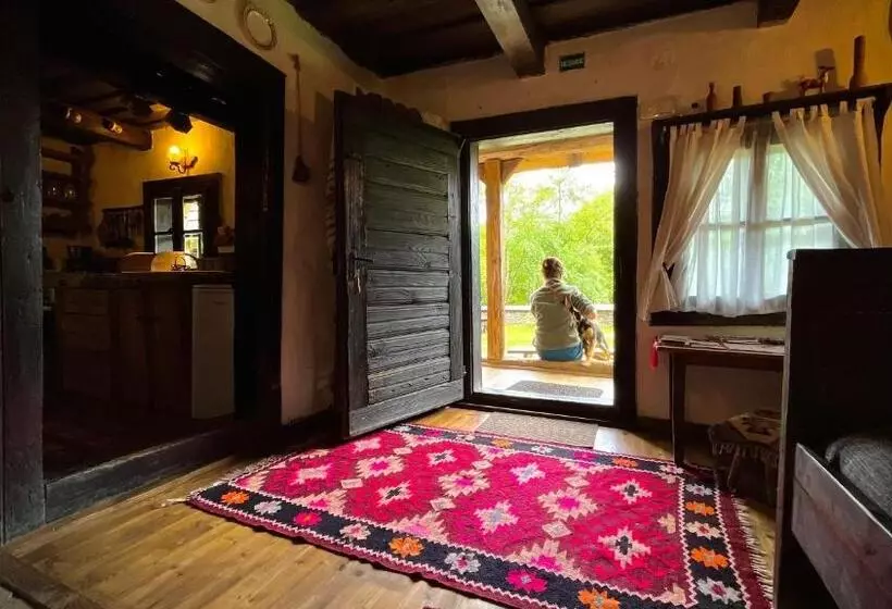 استراحتگاه The Village Pension