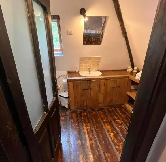 استراحتگاه The Village Pension