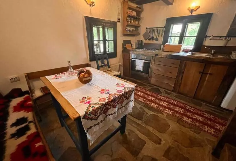 استراحتگاه The Village Pension