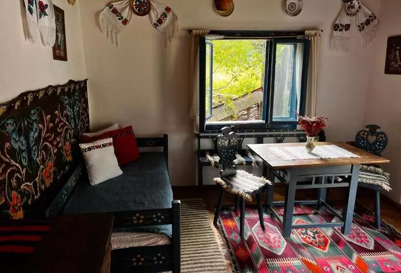 استراحتگاه The Village Pension