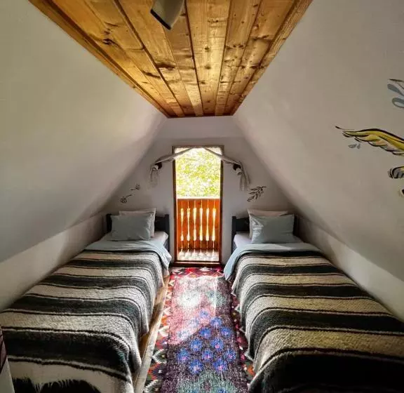 استراحتگاه The Village Pension