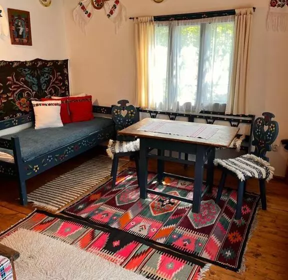 استراحتگاه The Village Pension