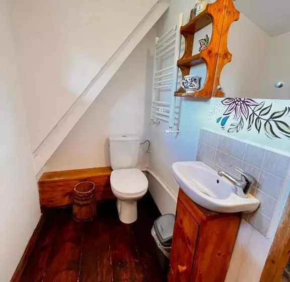 استراحتگاه The Village Pension