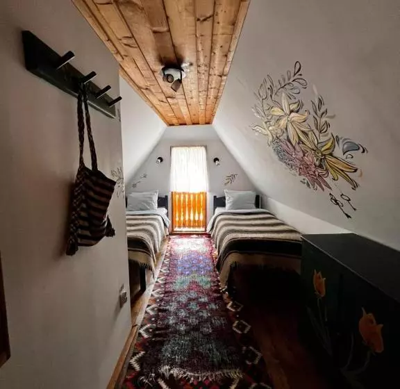 استراحتگاه The Village Pension