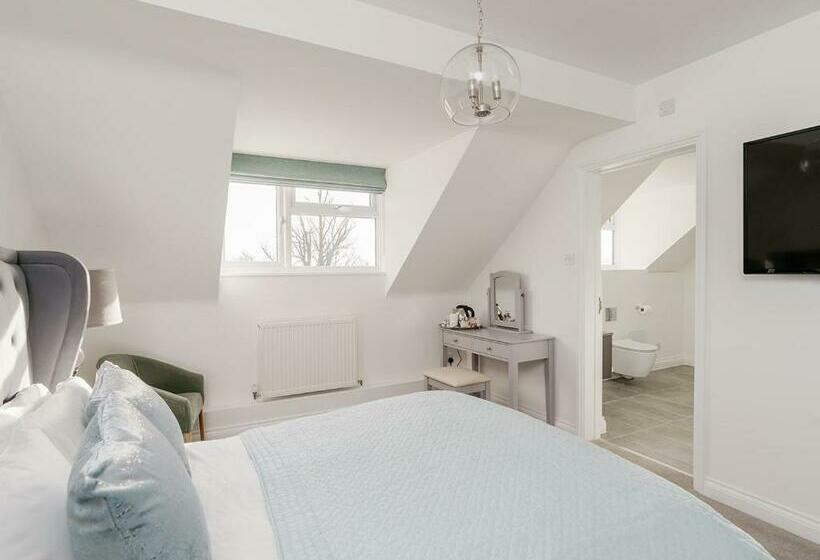 Pike And Eel Hotel And Marina