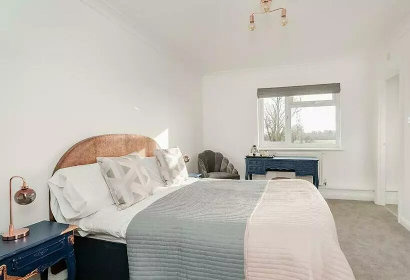 Pike And Eel Hotel And Marina