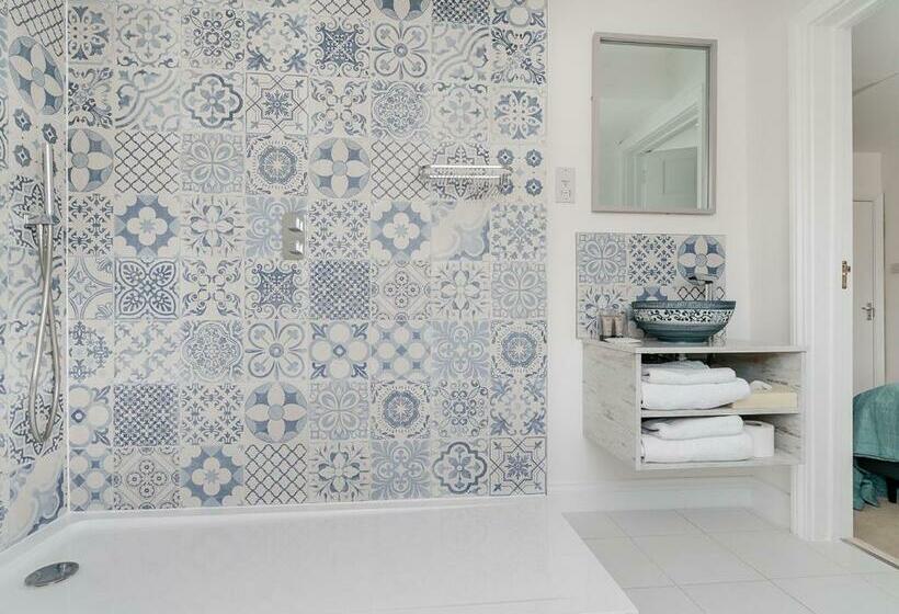 Pike And Eel Hotel And Marina