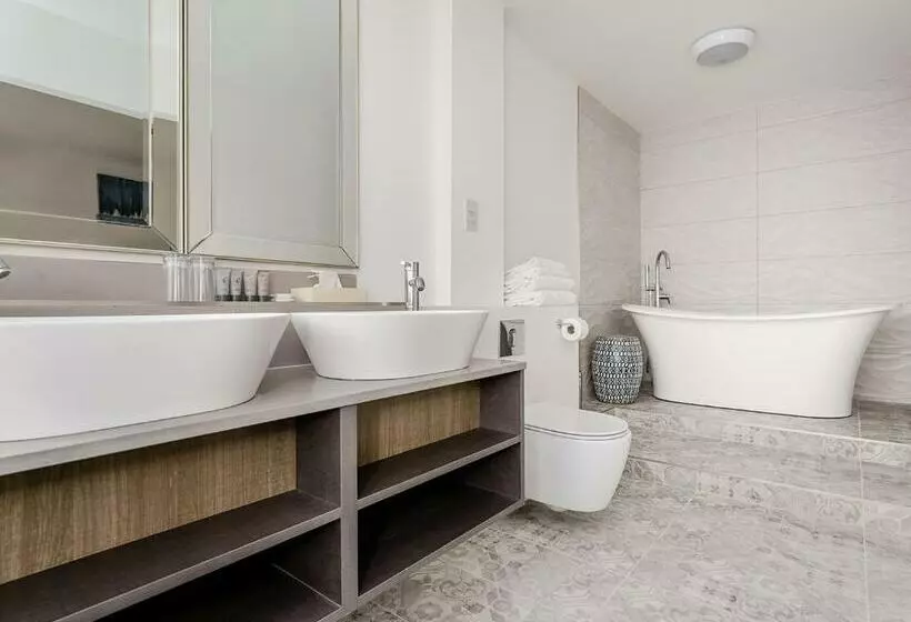 Pike And Eel Hotel And Marina