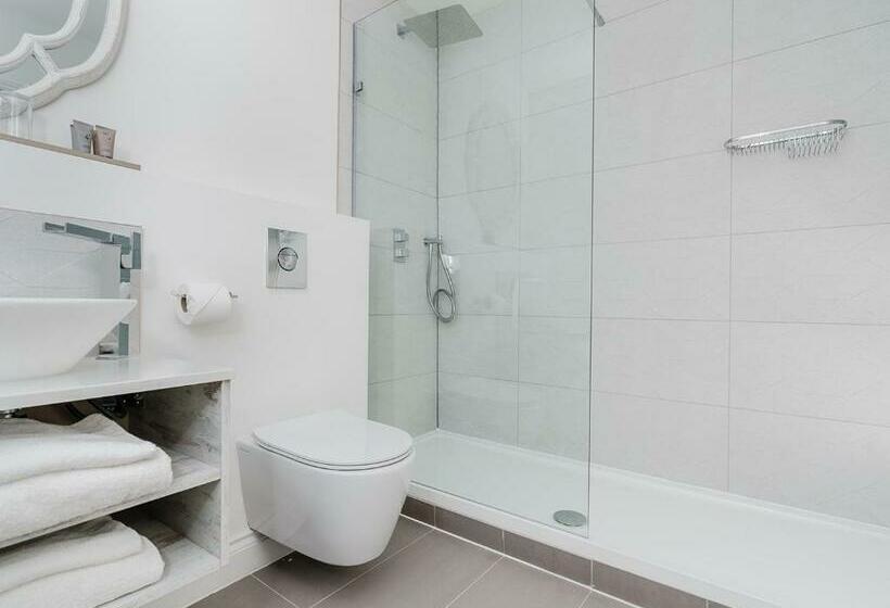 Pike And Eel Hotel And Marina