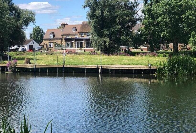 Pike And Eel Hotel And Marina